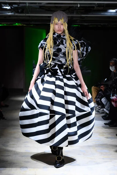 Look 11
